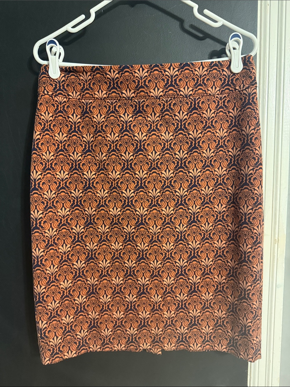 Ann Taylor LOFT Stretch Brocade Pencil Skirt Size: 8 Lined Back Zipper